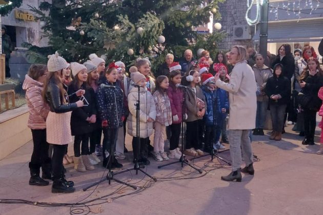 Na Trgu upaljena prva adventska svijeća likemetkovic hr