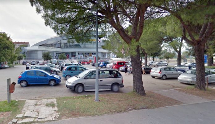 robna kuca parking