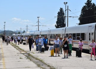 Krenuo vlak Sarajevo-Ploče, odmah se pojavili problemi: u toaletu pronašli skrivene migrante