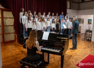FOTO | U Galeriji GKS-a održan tradicionalni božićni koncert OGŠ Metković