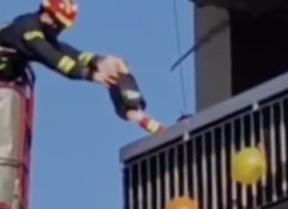 VIDEO | Vatrogasci ispunili rođendansku želju dječaku: korpom došli na njegov balkon s poklonom!