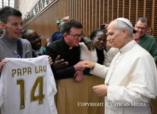 Papa Lav XIV primio dres Hajduka iz ruku Metkovke Mirjane Mateljan (rođ. Nikolac)