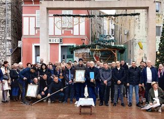 Prva javna molitva Gospine krunice na Trgu kralja Tomislava u Metkoviću