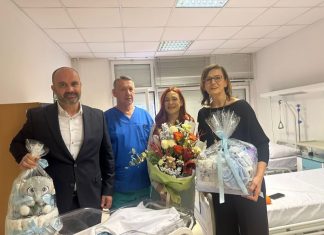 Gradonačelnik Milan posjetio prvu bebu rođenu u Metkoviću u 2026. godini