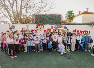 FOTO | Najmlađi navijači Hajduka uživali u druženju s Ricom u organizaciji DPH Metković