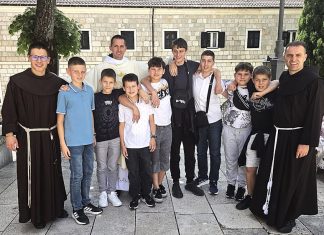 Fra Josip Brandejs zaređen za svećenika: ministranti Župe sv. Ilije sudjelovali na slavlju