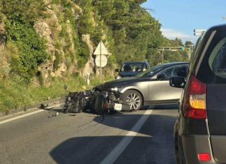 U teškoj prometnoj nesreći poginuo motociklist