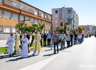 FOTO/VIDEO Veliki broj vjernika sudjelovao je jutros u tijelovskoj procesiji