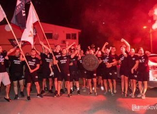 Bakljadom i pjesmom dočekani lađari Crnoga puta, slavlje se nastavilo na ONK-ovu igralištu
