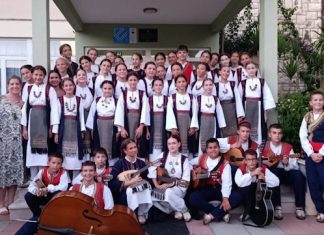 Folkloraši KUD-a „Metković“ predstavili neretvansku baštinu u Vinkovcima