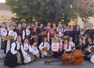 Folkloraši KUD-a „Metković“ predstavili neretvansku baštinu u Vinkovcima